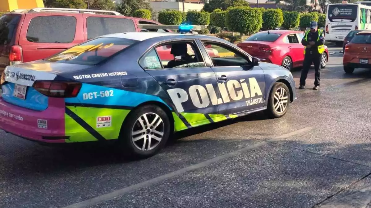 Chofer de ruta 64 A choca contra patrulla, atendía un reporte de auxilio en Puebla