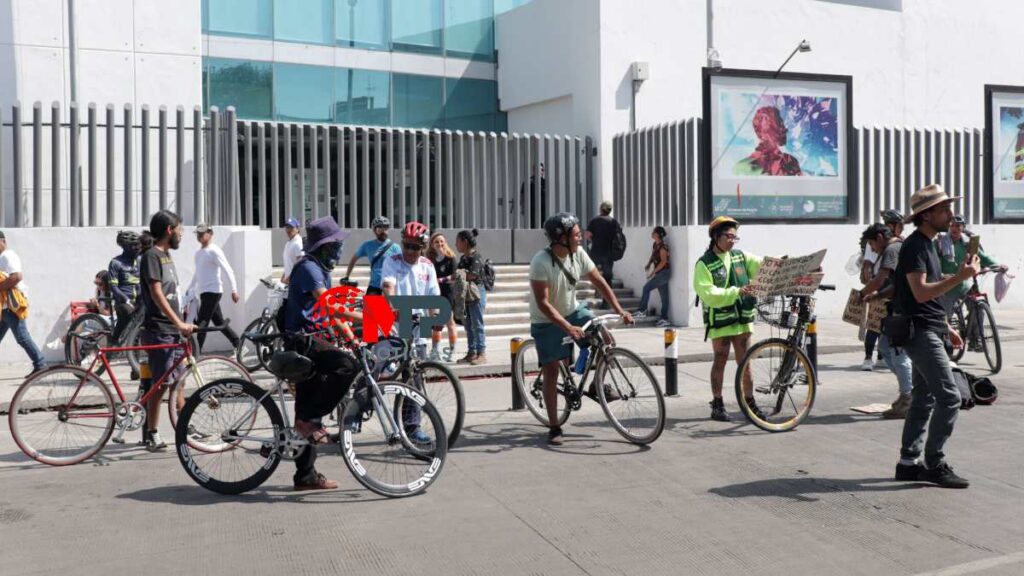 Ciclistas protestan frente a Fiscalía de Puebla tras muerte de Agustín.