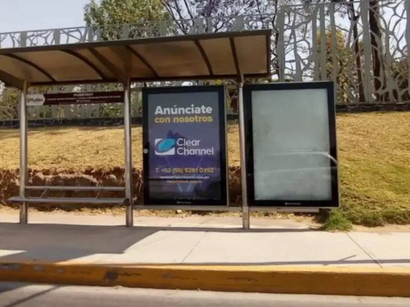 Clear Channel tramita amparo y suspenden licitación de publicidad en paraderos de Puebla