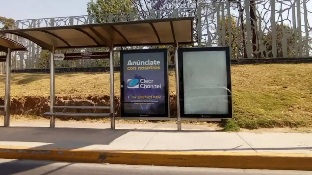 Clear Channel tramita amparo y suspenden licitación de publicidad en paraderos de Puebla