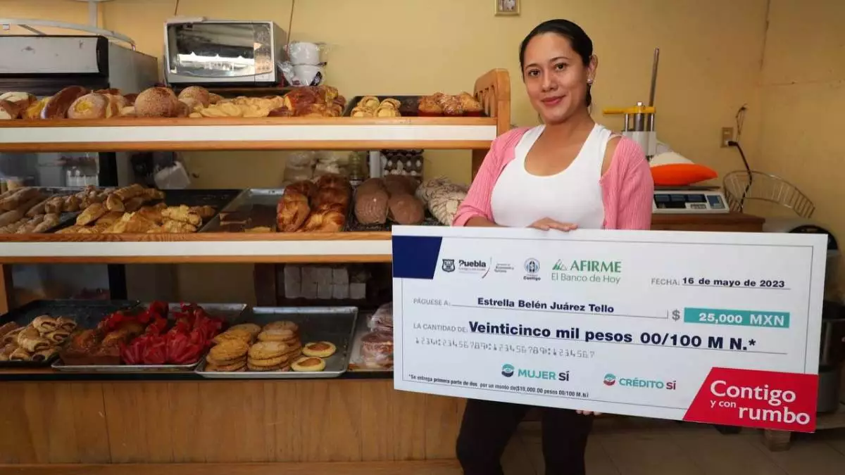 'Créditos Contigo' en Puebla: entregan el cheque número 2 mil en panadería 'La Estrella'