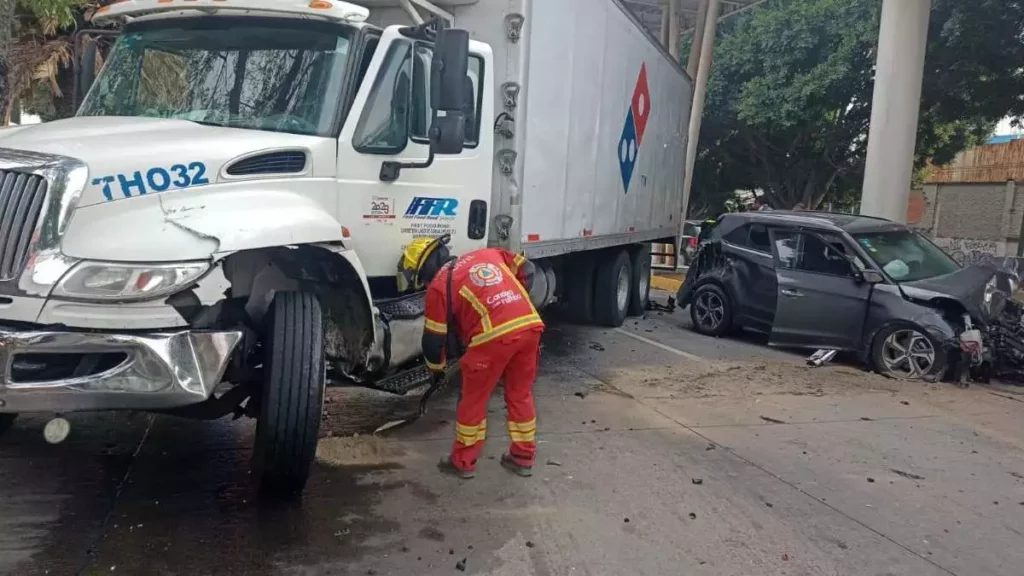 Dos lesionados deja choque en bulevar Hermanos Serdán, cierran la vialidad