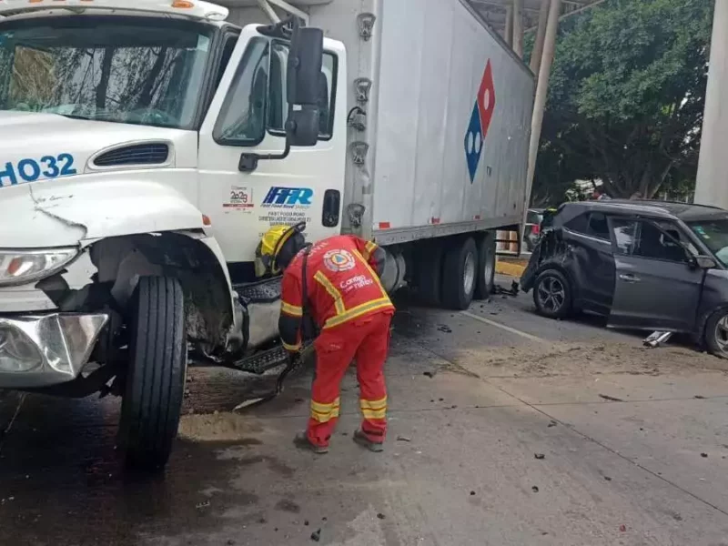 Dos lesionados deja choque en bulevar Hermanos Serdán, cierran la vialidad