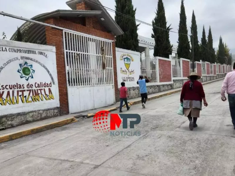 Estudiantes sin internet que viven cerca del Popocatépetl se apoyan con perifoneo