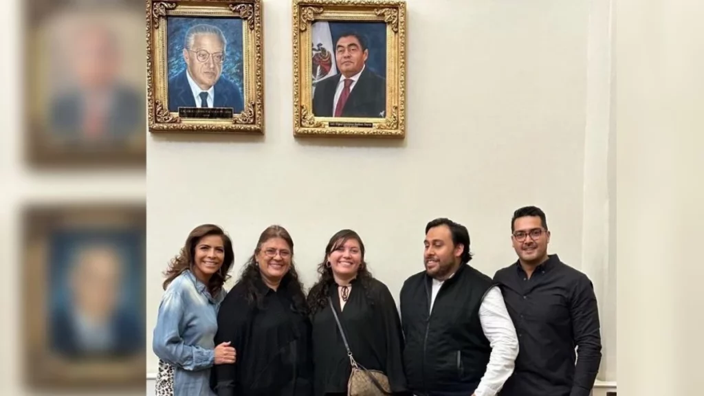 Colocan la foto de Barbosa en Sala de Gobernadores del Palacio de Gobierno