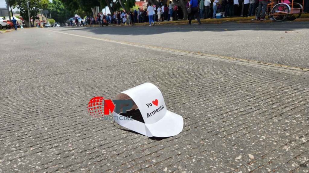 Gorra de cartón con leyenda "Yo (un corazón) armenta" en bulevar 5 de Mayo.