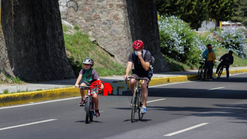 Ciclistas en Vía Recreativa en Recta a Cholula con niños.