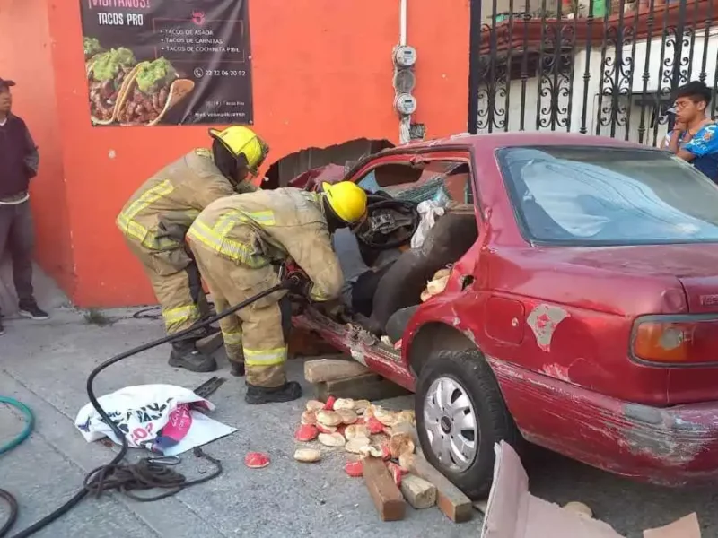 Panadero choca contra taquería y hace un boquete en San Francisco Totimehuacán