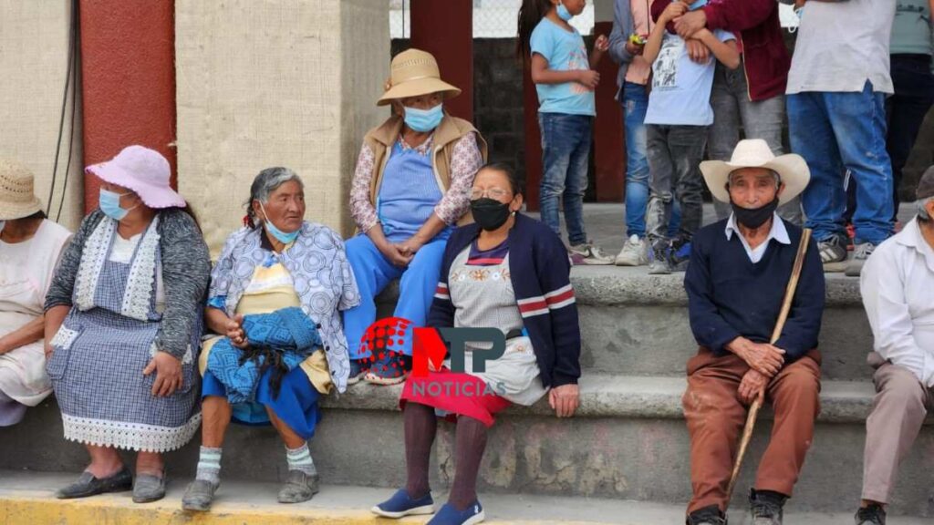 “Nuestras oraciones” para que no haga erupción el volcán Popocatépetl: Sergio Salomón en Xalitzintla
