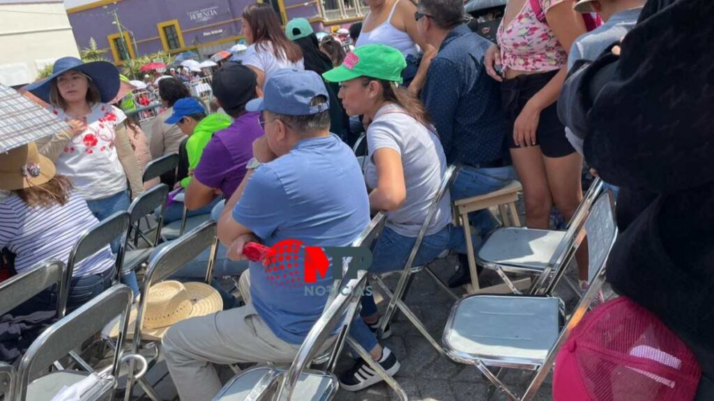 Rentan hasta en 50 pesos las sillas en el desfile del 5 de Mayo, pese a estar prohibido
