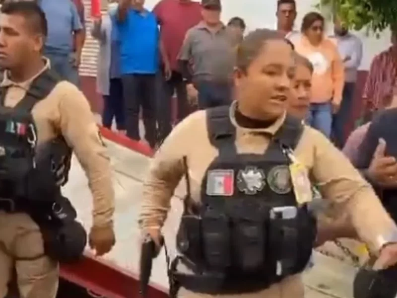 "Ya señora, bájele, aléjese": policía amenaza con arma de fuego a mujer en Xoxtla, Puebla