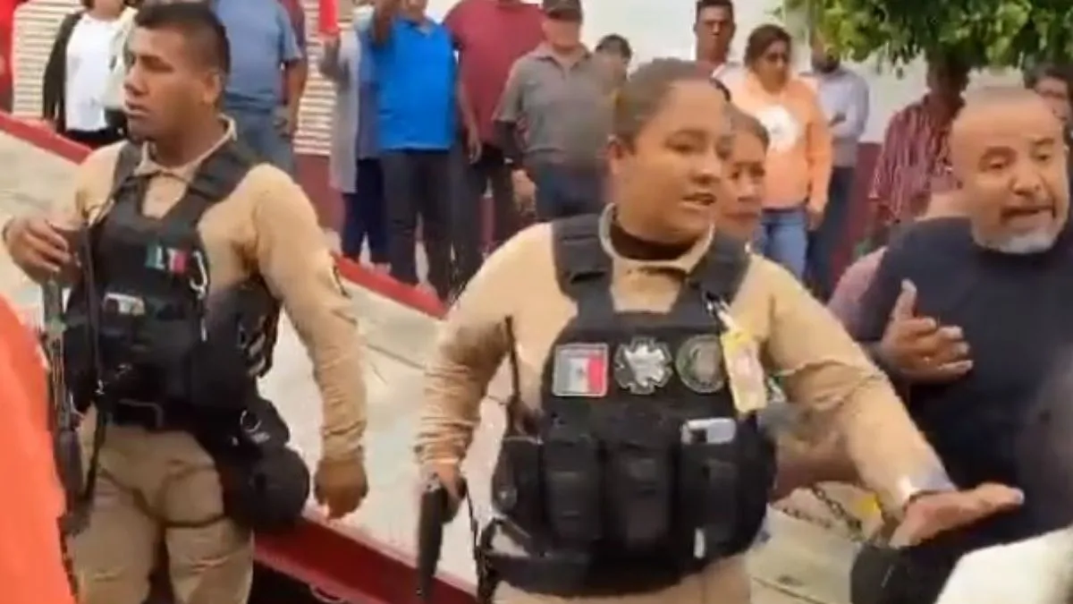 "Ya señora, bájele, aléjese": policía amenaza con arma de fuego a mujer en Xoxtla, Puebla