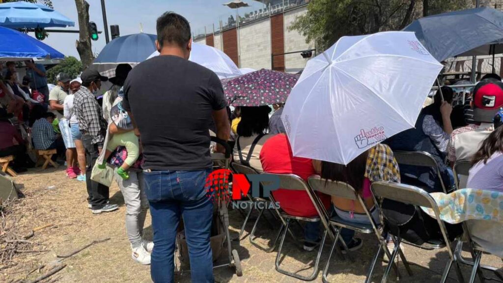 Rentan hasta en 50 pesos las sillas en el desfile del 5 de Mayo, pese a estar prohibido