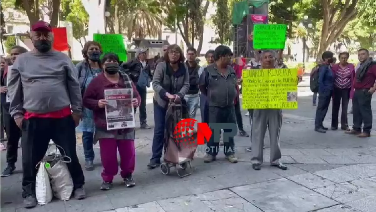 Retiran 10 casetas de periódicos en centro de Puebla, voceadores se manifiestan