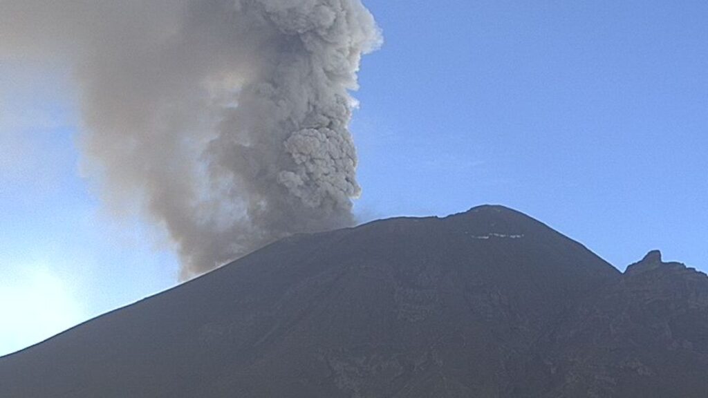 Van 18 horas de erupción estromboliana del Popocatépetl: pobladores reportan vibraciones en puertas y ventanas