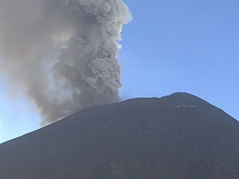 Van 18 horas de erupción estromboliana del Popocatépetl: pobladores reportan vibraciones en puertas y ventanas