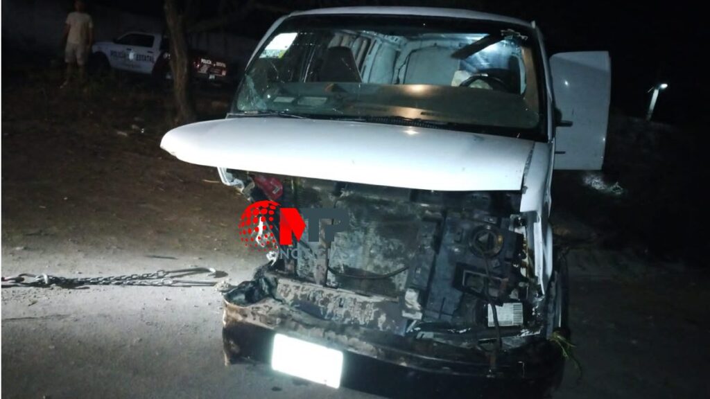 Camioneta blanca con defensa destrozada por choque en Tehuacán.