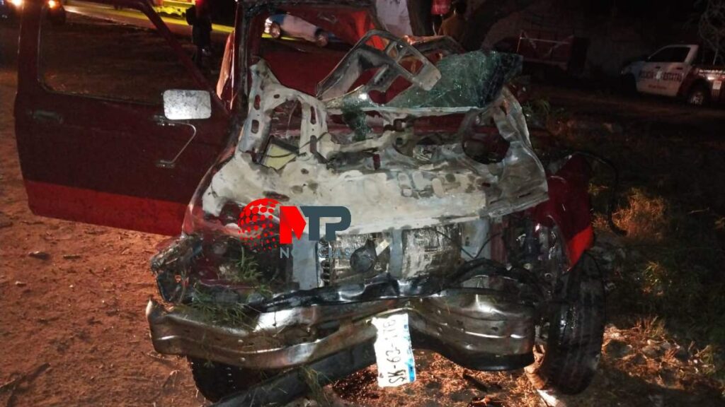 Auto destrozado tras choque, madrugada de jueves 11 de mayo en Tehuacán.
