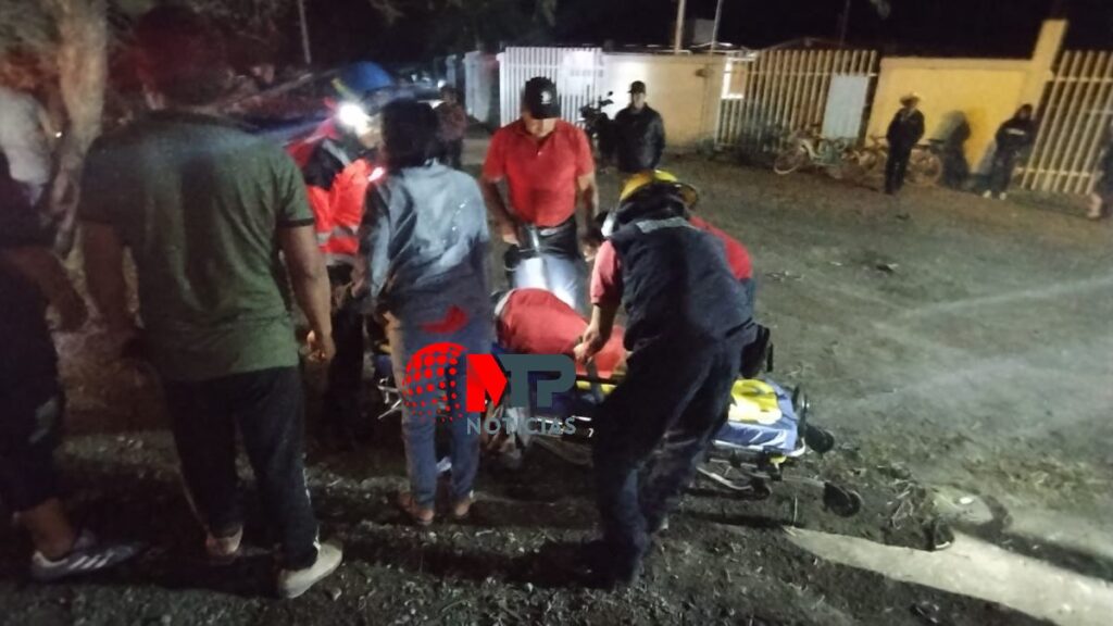 Paramédicos atienden a lesionados tras choque en Tehuacán.