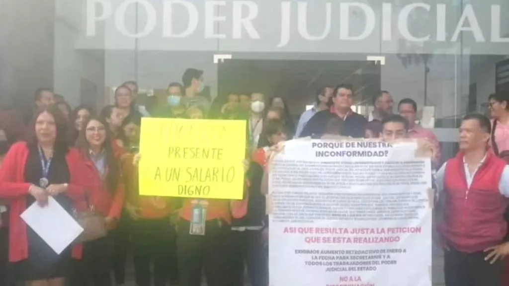 Vestidos de negro y rojo realizan paro de labores en Poder Judicial de Puebla
