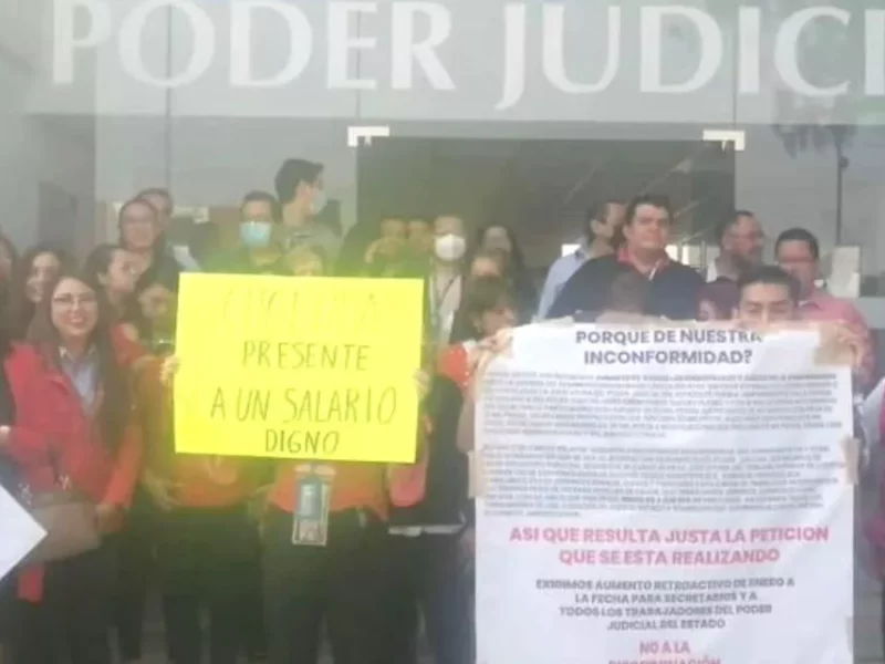 Vestidos de negro y rojo realizan paro de labores en Poder Judicial de Puebla