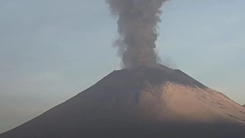 ¡No se calma el Popocatépetl! Sigue lanzando bombas de lava y fumarola de mil 600 metros