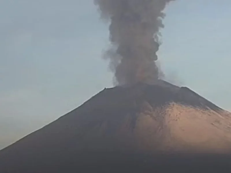 ¡No se calma el Popocatépetl! Sigue lanzando bombas de lava y fumarola de mil 600 metros