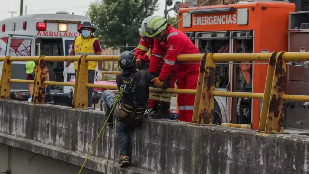 ‘El Chicles’ intenta ir al baño y cae a la barranca de la Rivera Anaya