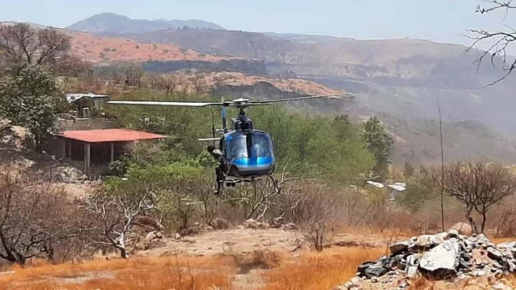Helicóptero recorre barranca en Zapopan Jalisco tras hallazgo de cadáveres.