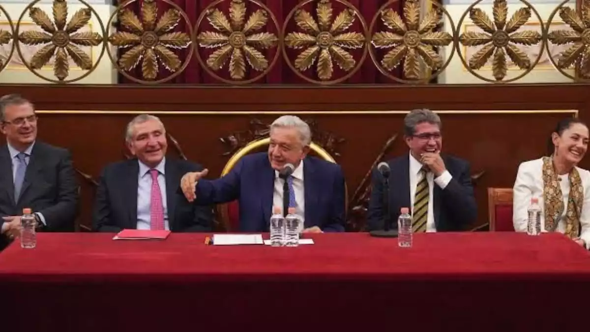 Andrés Manuel López Obrador se reúne con las ‘corcholatas’ presidenciales de Morena en Palacio Nacional.