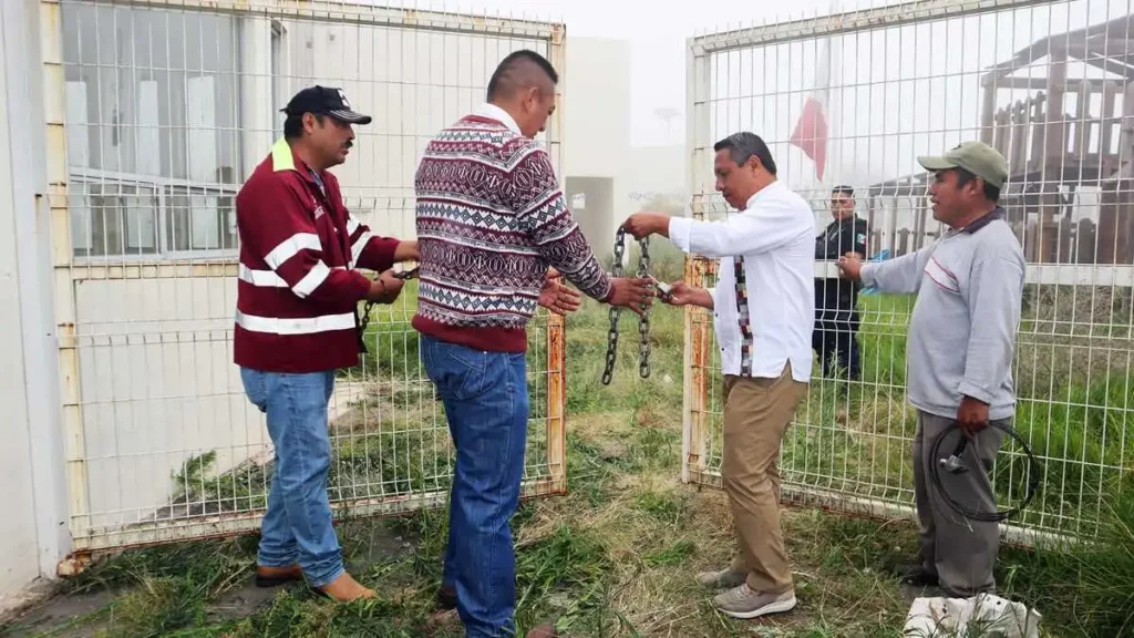 Autoridades municipales de Tlatlauquitepec durante la recuperación de las instalaciones del Centro Comunitario