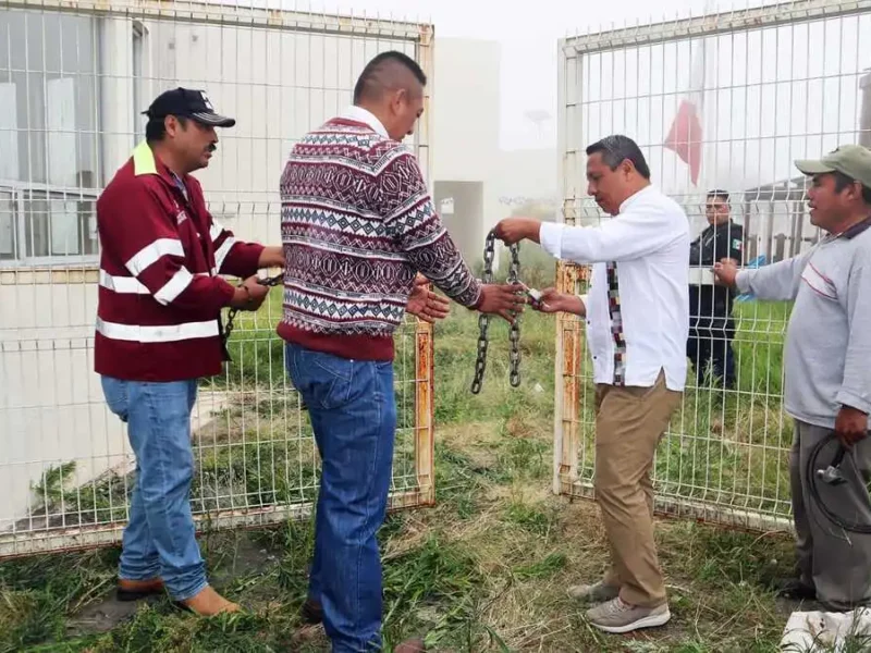 Autoridades municipales de Tlatlauquitepec durante la recuperación de las instalaciones del Centro Comunitario