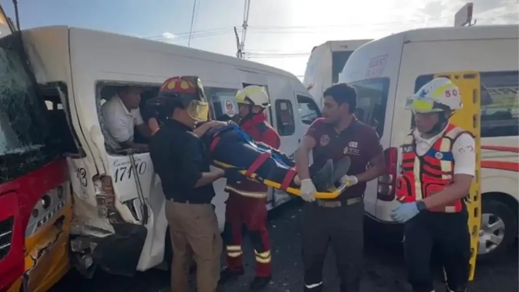 Camión de Ruta 10 se queda sin frenos y causa carambola que deja 10 heridos en Puebla