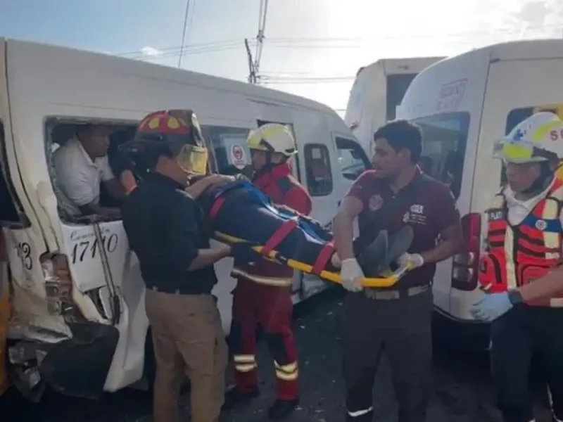 Camión de Ruta 10 se queda sin frenos y causa carambola que deja 10 heridos en Puebla