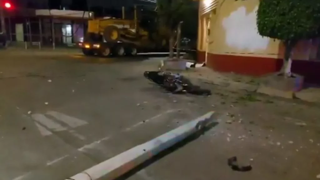 Camión tira poste y mata a motoclista en Puebla