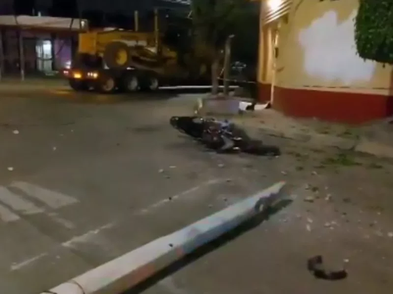 Camión tira poste y mata a motoclista en Puebla