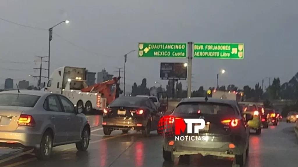 Caos vial en Periférico, cierran carriles centrales por lluvia