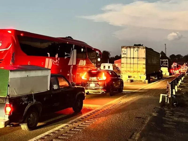 Caos vial por bloqueo en la autopista México-Puebla por pobladores de Tlahuapan.