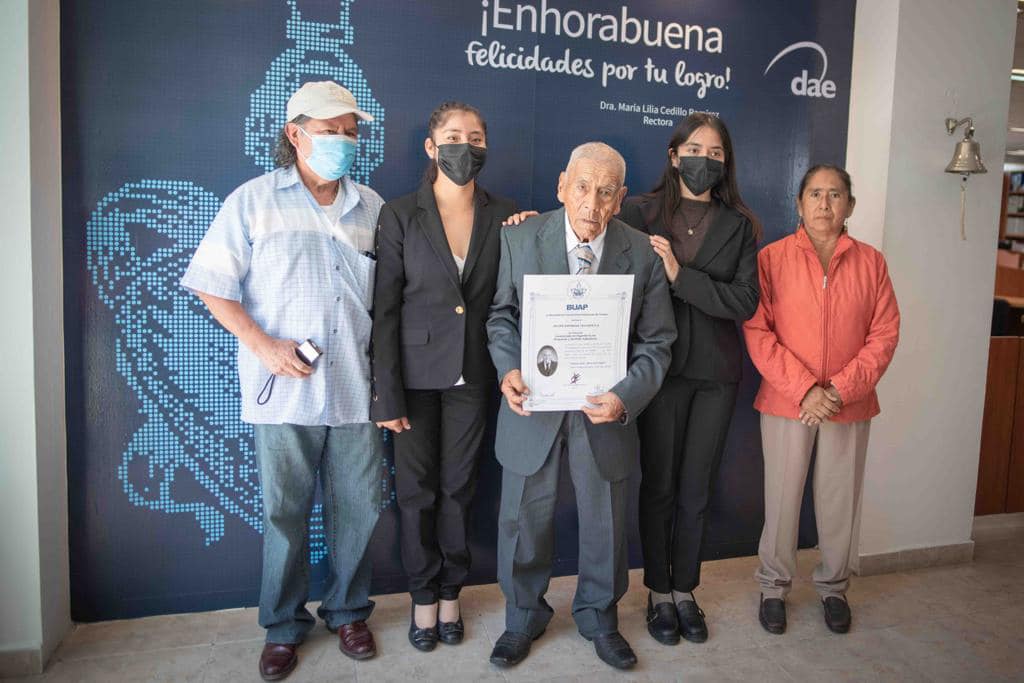 Don Felipe recibe su título universitario acompañado por hijos y nietos