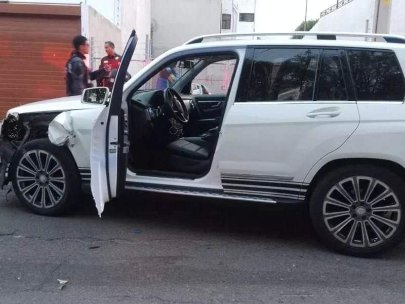 En esta Mercedes Benz detienen a dos menores con un arma en colonia Gobernadores