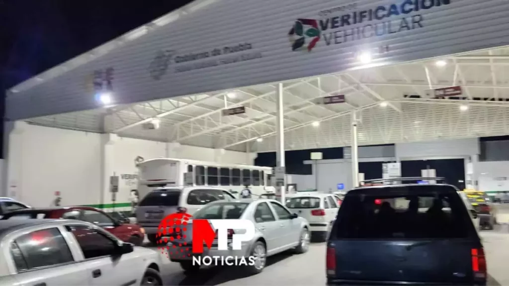 Filas de hasta 7 horas para verificar en Puebla