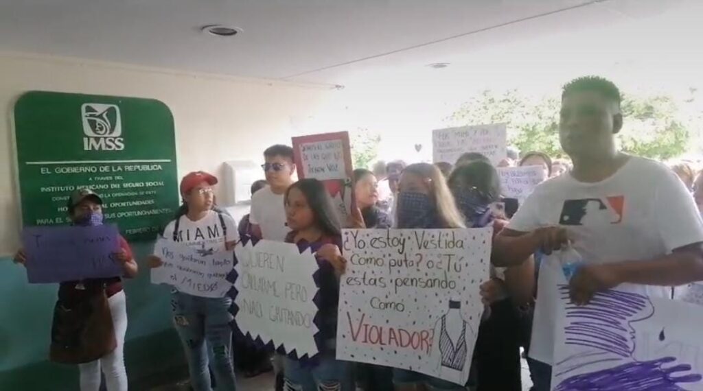 Foto: Líder Noticias.   Conocidos de Nohemí 'Mimí' protestan frente al IMSS de La Ceiba y piden castigo para médico que abusó de enfermera