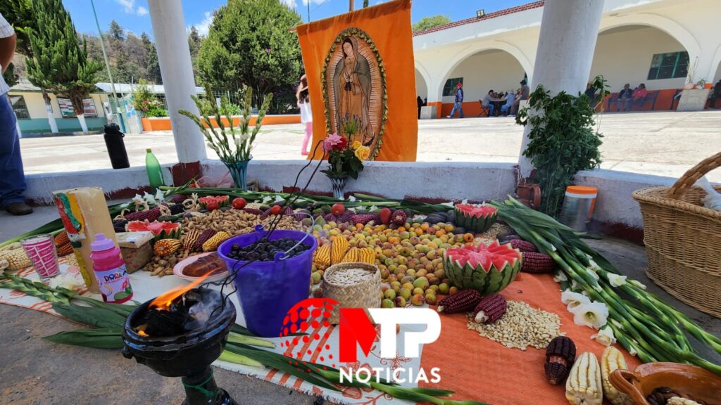 Habitantes de pueblos cercanos al volcán ofrecieron una ofrenda y un ritual para pedir perdón al Popocatépetl