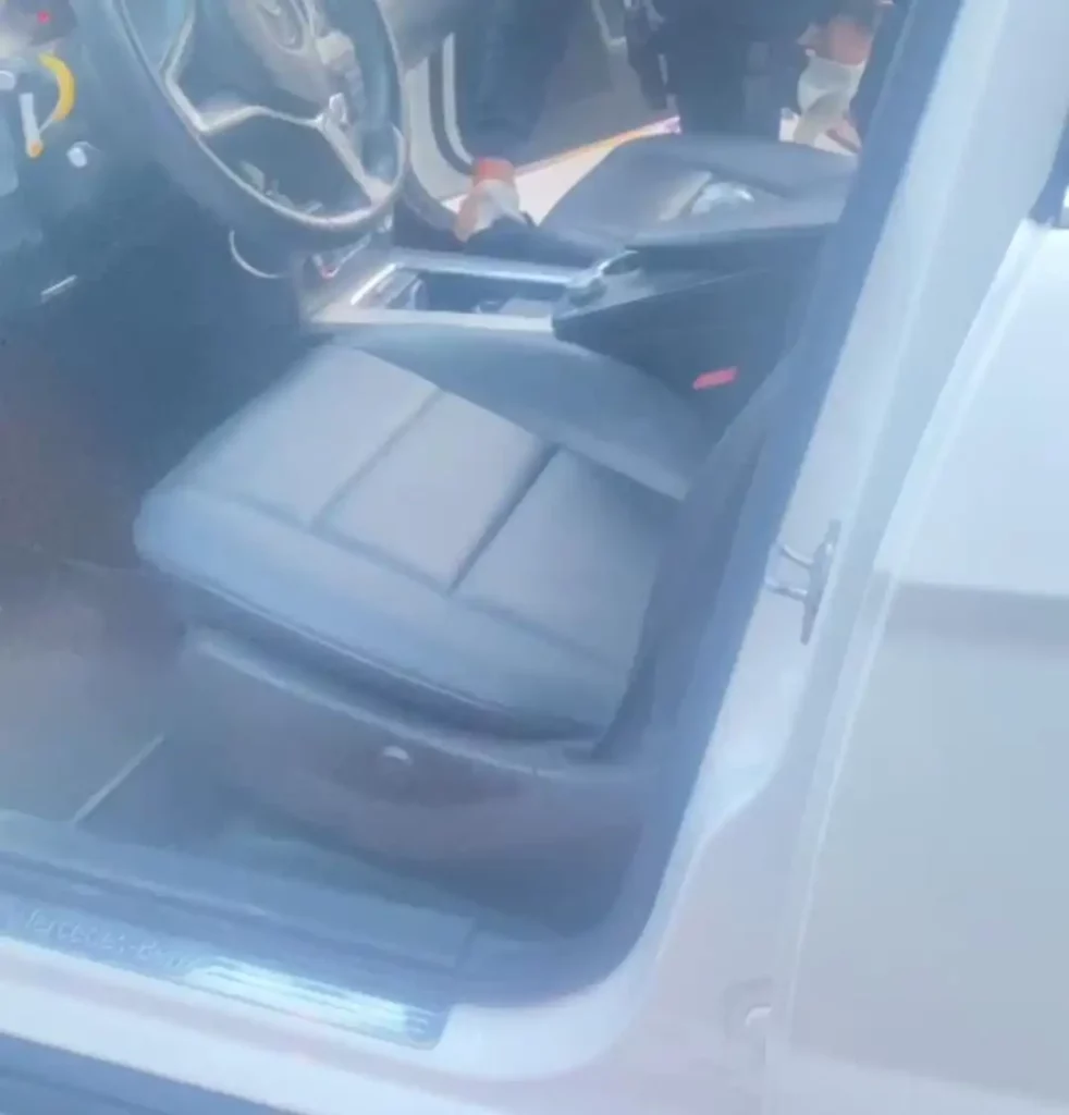 Interior de la camioneta en la que viajaban los dos menores de edad detenidos esta tarde tras persecución en San Andrés Cholula