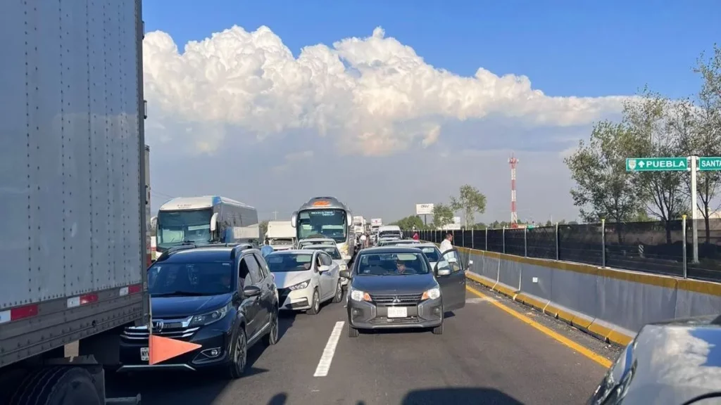 Tras doce horas de bloqueo y largas filas de vehículos detenidos se reabre la circulación de la México-Puebla
