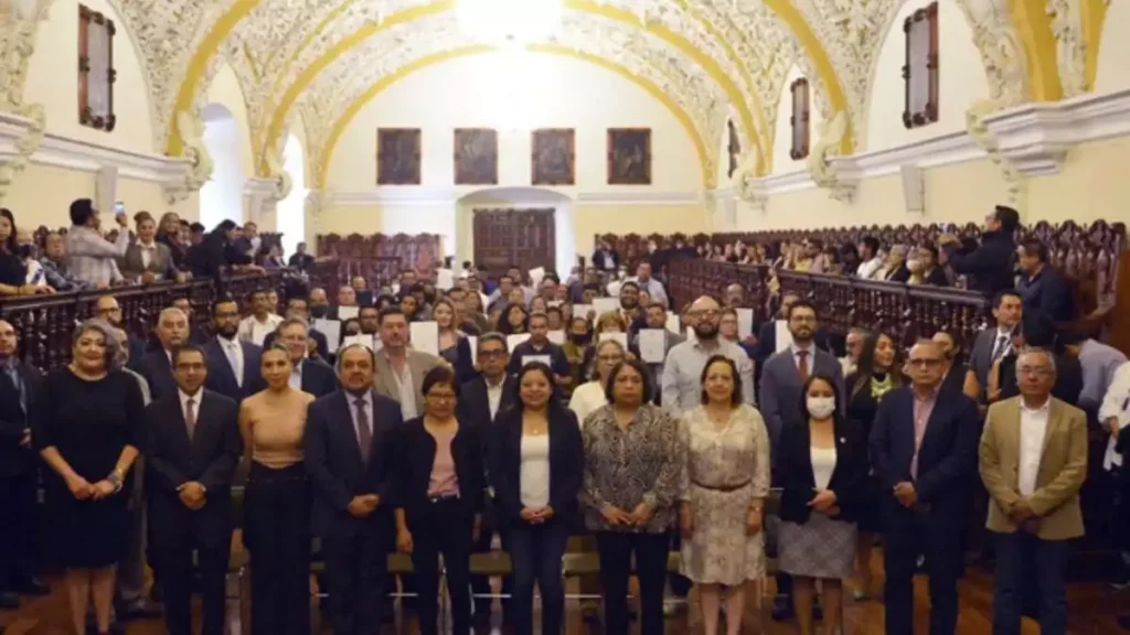 Lilia Cedillo entrega 225 definitividades a trabajadores no académicos
