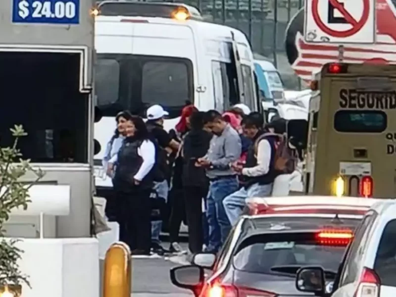 Muere atrapado en su auto en pleno bloqueo en México-Querétaro