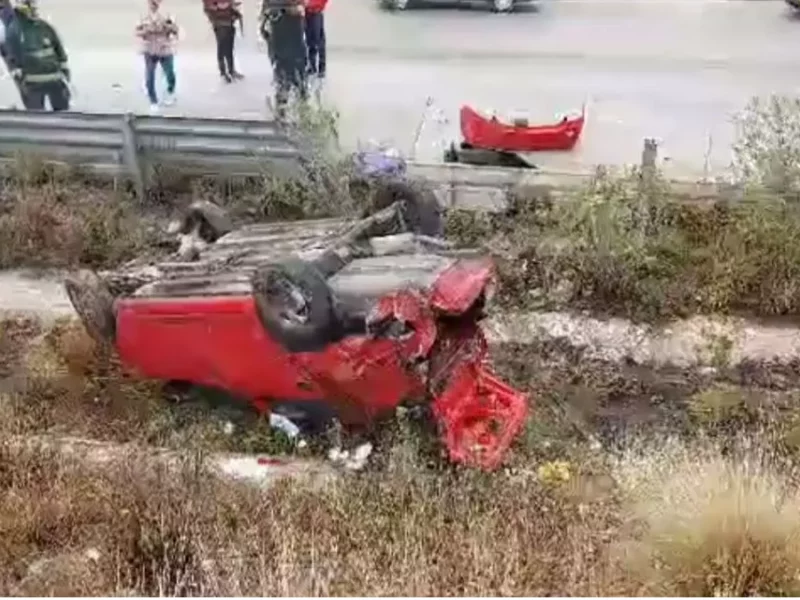 Mujer muere tras derrapar su coche en el Periférico Ecológico