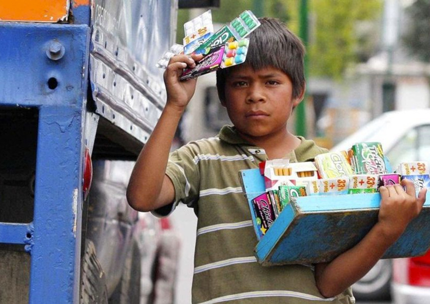Niño vendiendo gomas de mascar