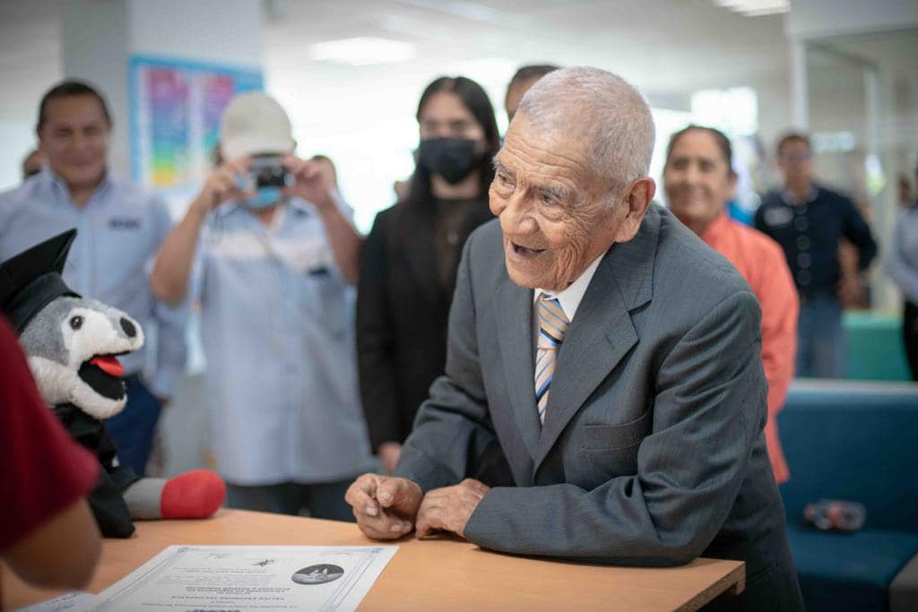 Personal administrativo y familiares de Don Felipe lo felicitan en su entrega de título universitario